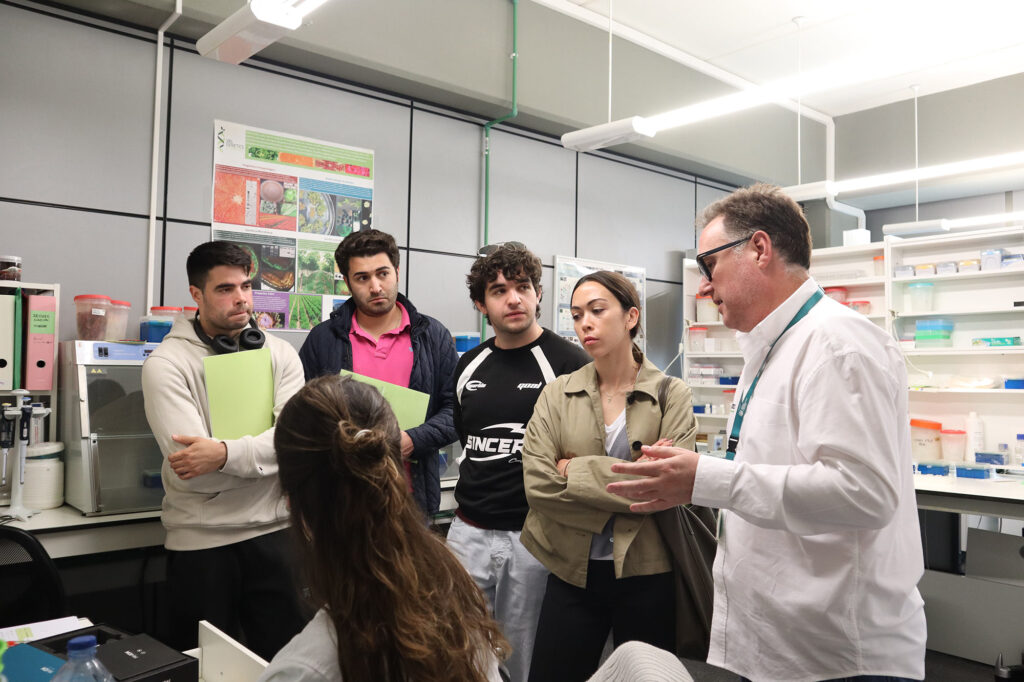 Estudiantes de agrónomos de la UPV visitan la empresa de biotecnología vegetal ValGenetics